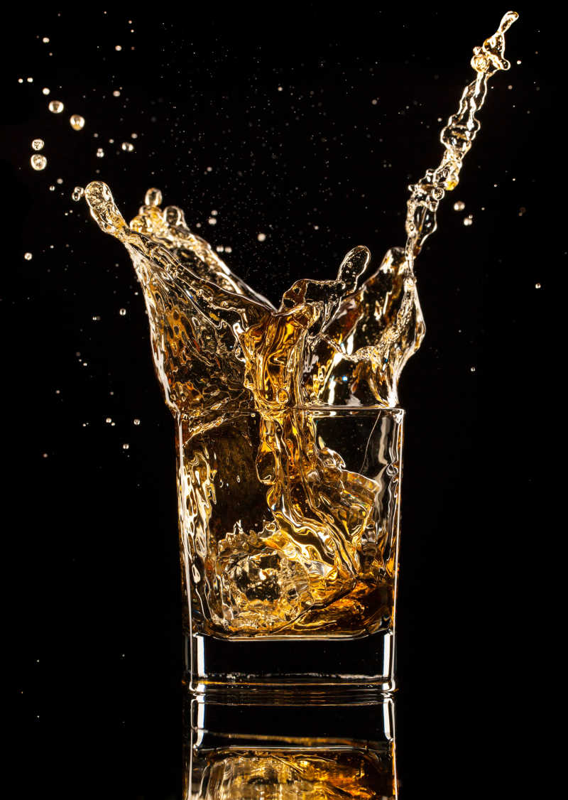 玻璃杯里飞溅的威士忌