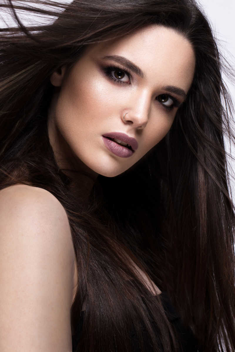 柔顺的长发美女