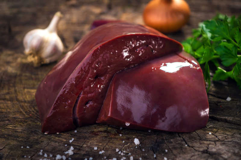 木砧板上的新鲜牛肝