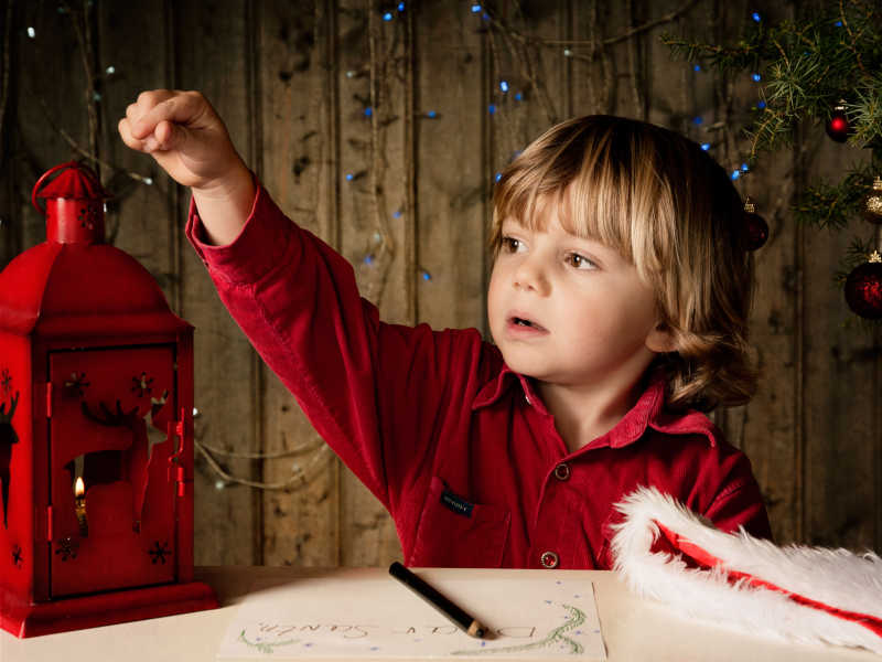 圣诞节写信的小男孩