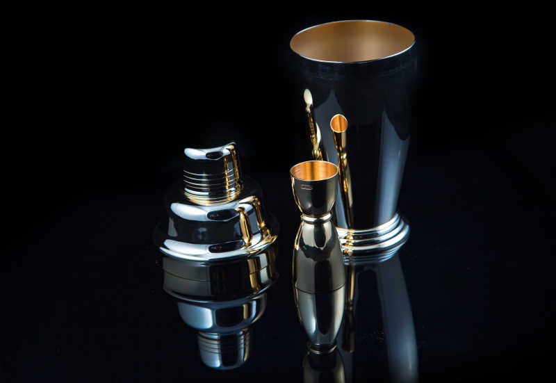 黑色背景上的调酒器