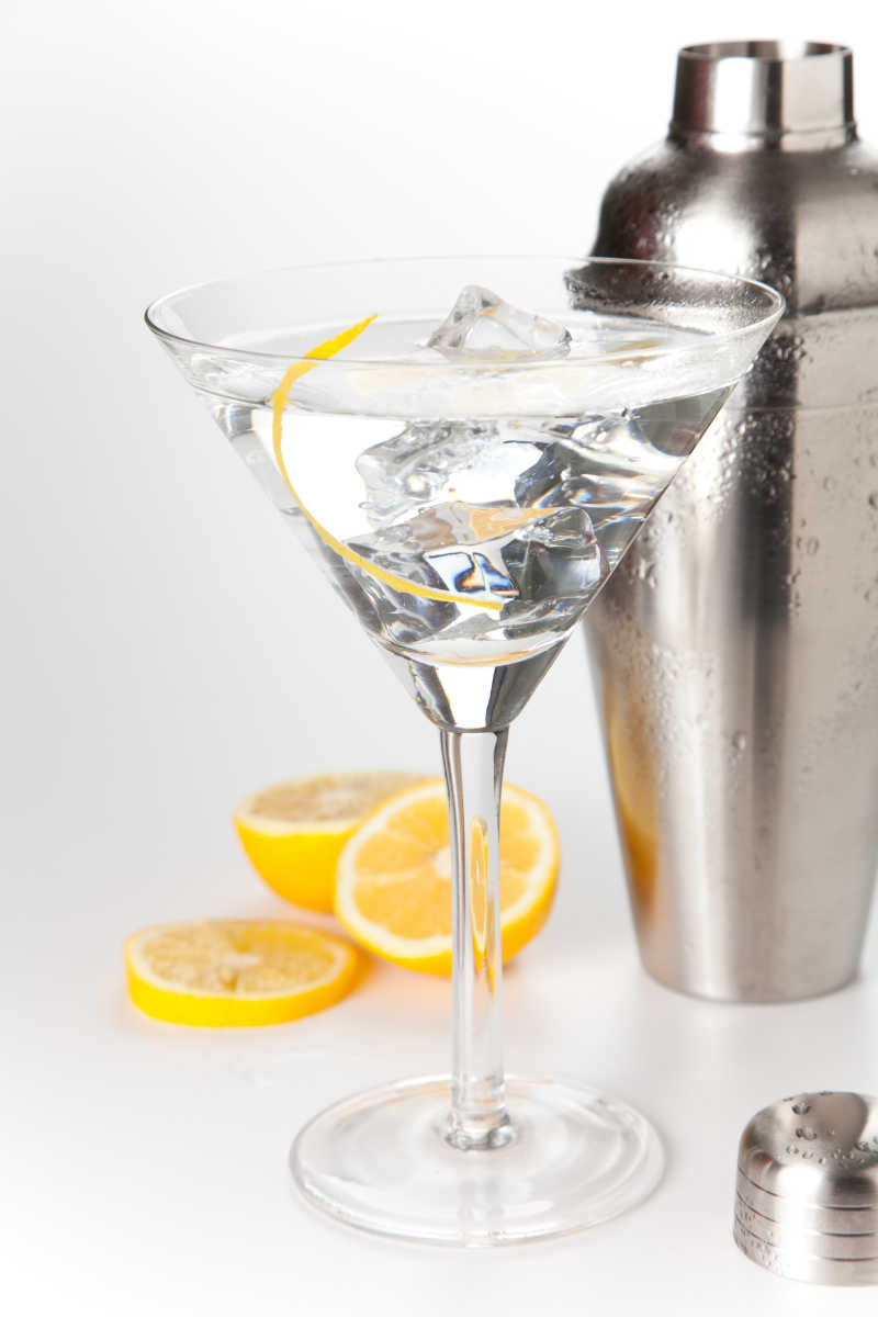 白色背景上的透明鸡尾酒和调酒器