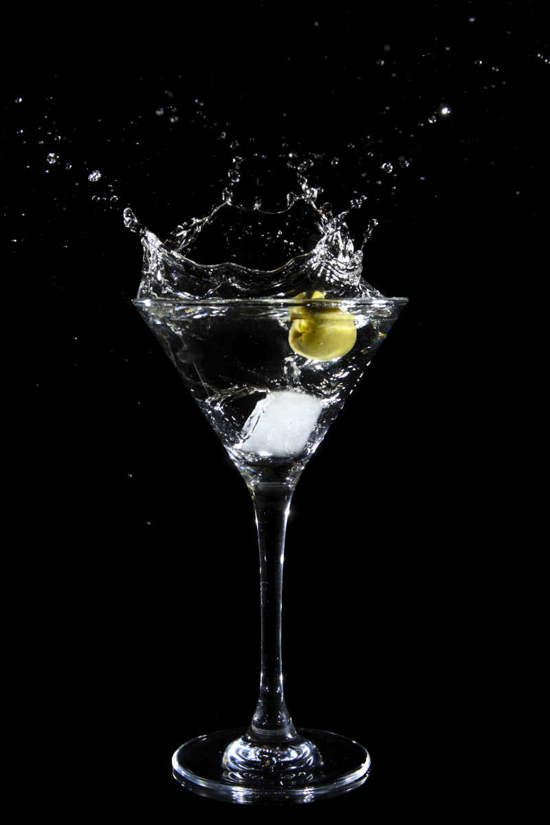 黑色背景上的透明鸡尾酒