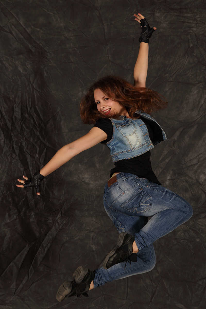 帅气跳舞的一个美女