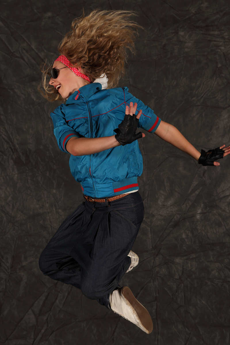 帅气跳舞的美女