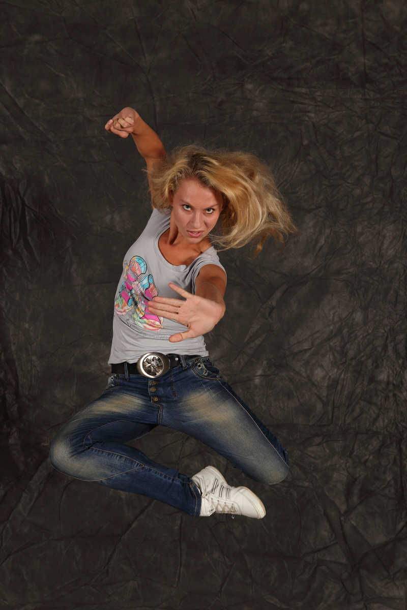 舞者,是指专职舞蹈演出,以身体动作表达意念及美感的专业人士.