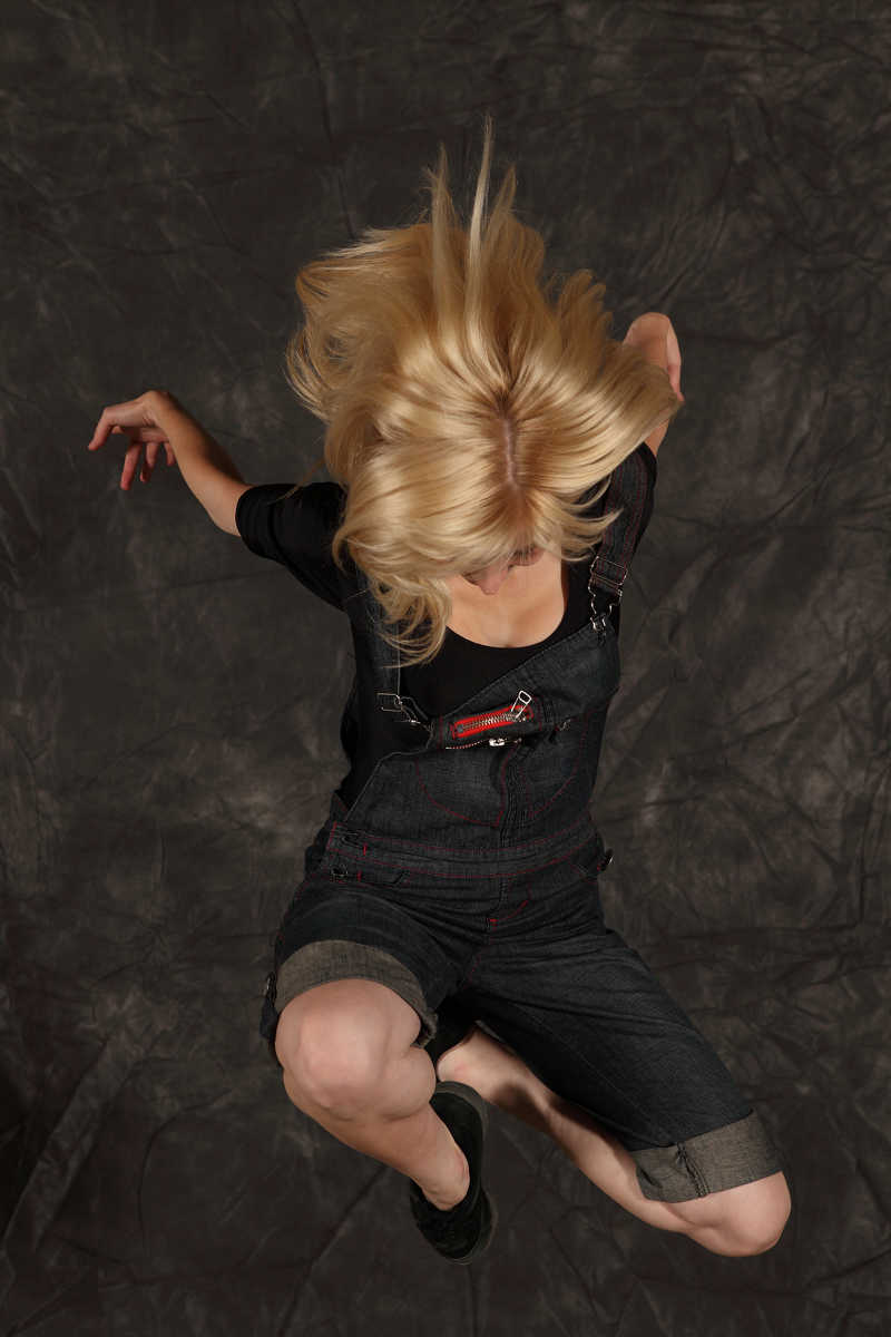 奋力跳舞的美女