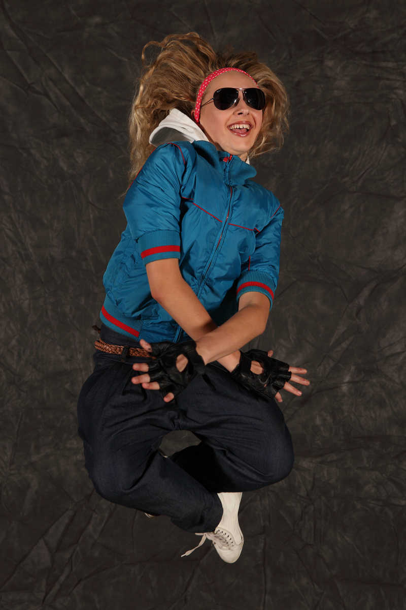 帅气运动跳舞的美女