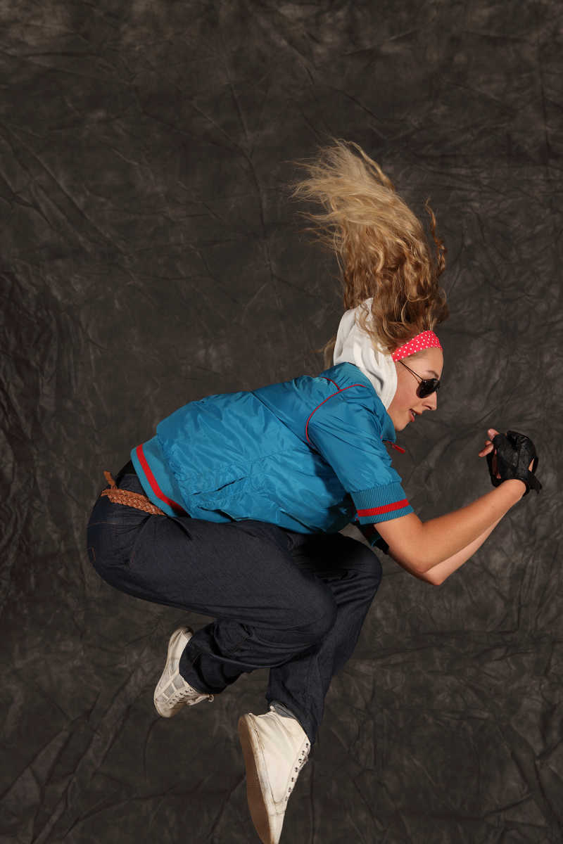 帅气的跳舞的女性