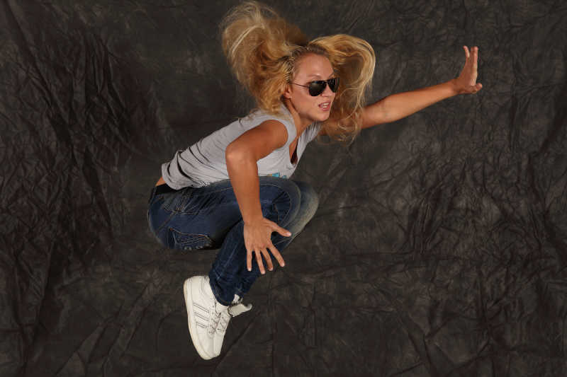 戴着墨镜跳舞的年轻美女