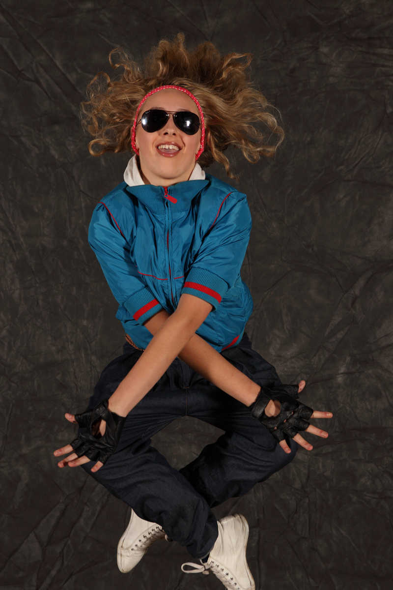 戴着墨镜跳舞的年轻帅气美女