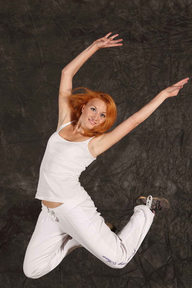 跳舞的微笑美女