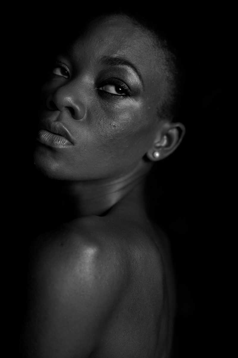 黑色背景上的黑人美女肖像