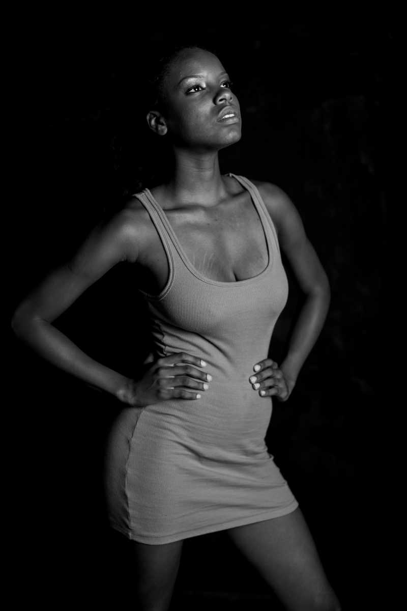 穿着背心裙的黑人美女