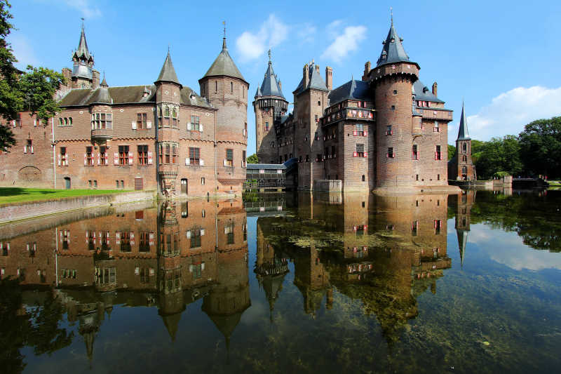 湖面与历史城堡建筑
