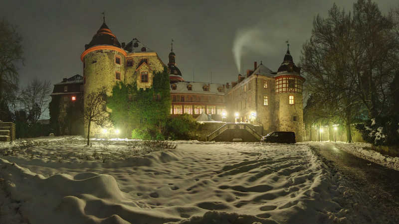 夜晚冬季雪地上的城堡建筑