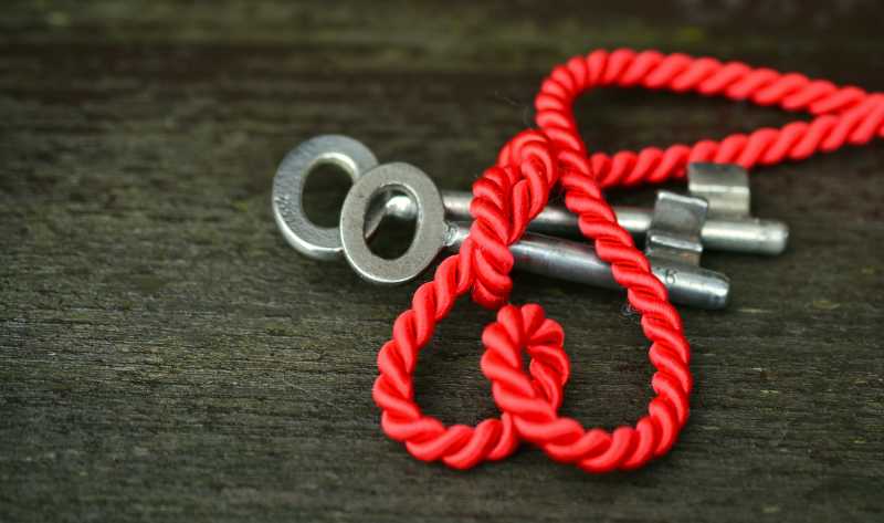 木桌上的两把钥匙与红绳