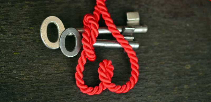 桌面上的红色绳子与钥匙