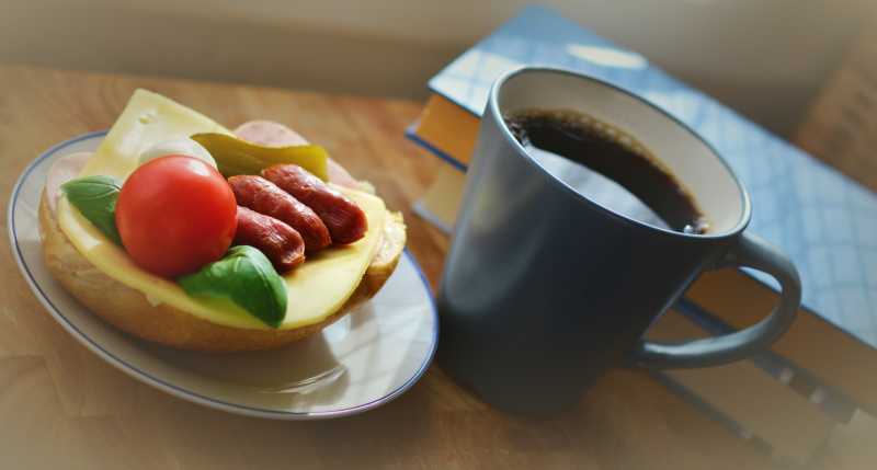 木桌上的健康早餐与咖啡