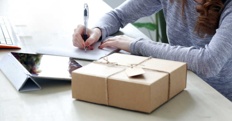 填写快递包裹物流单