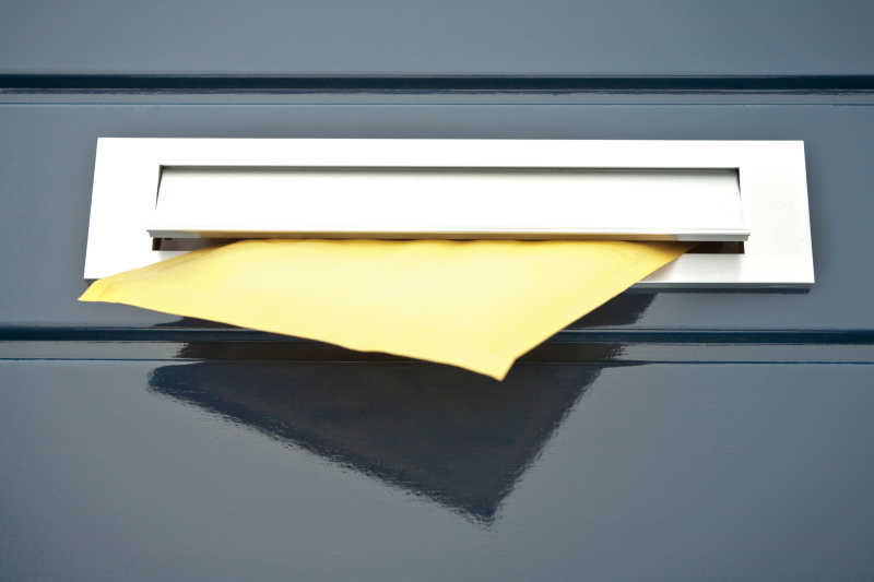 信箱上的黄色信封