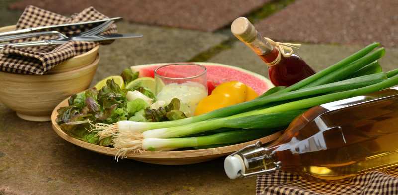 木盘子里的西瓜与蔬菜