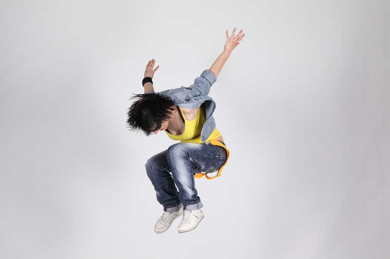 灰色背景跳舞的年轻人