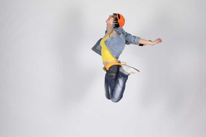 正在跳舞的年轻人