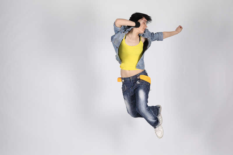 跳舞的年轻女人