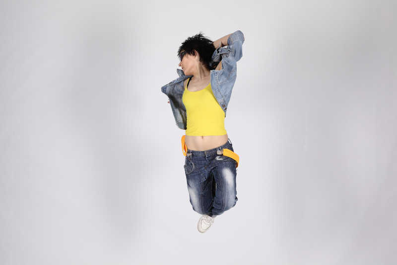 灰色背景上跳舞的年轻人