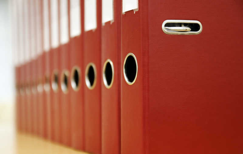 一排棕红色文件夹