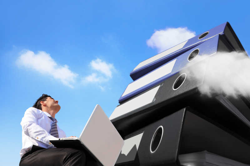 忙碌的商人看着大型文件夹