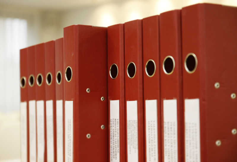 一排红色文件夹