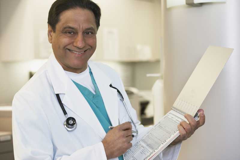 中年微笑的医生