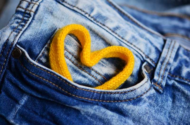 牛仔裤口袋里的黄色爱心
