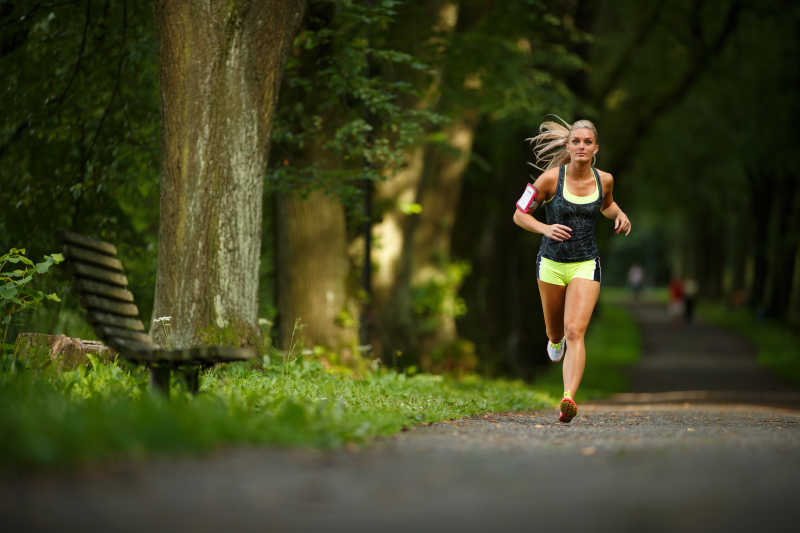 跑步健身的女性