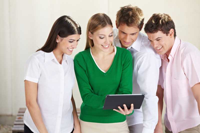 看着平板电脑的年轻人