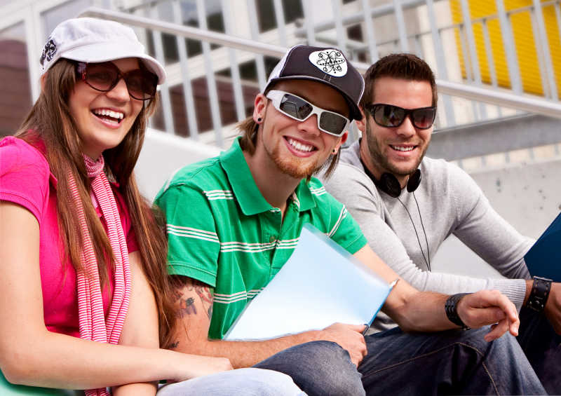 校园里的三个大学生