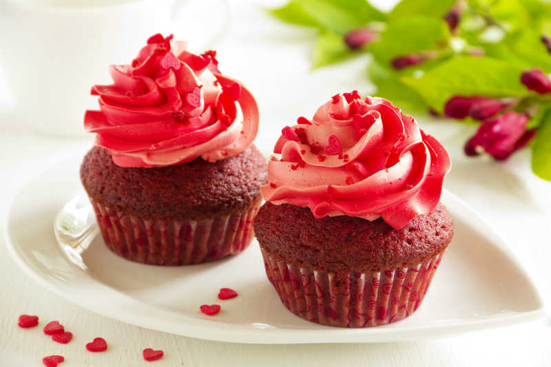 两个红色纸杯蛋糕