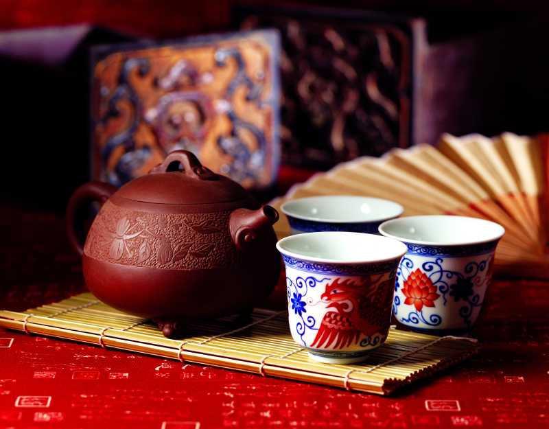 桌面上的棕色茶壶与茶碗