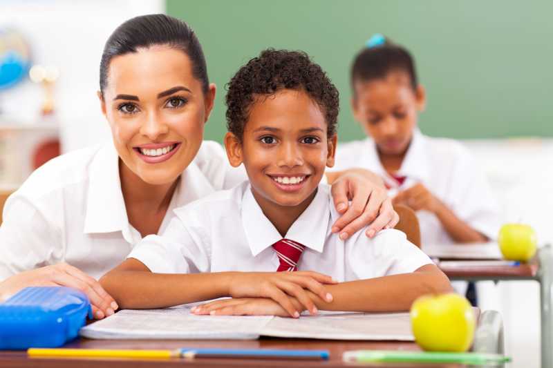 课堂上微笑的老师与学生