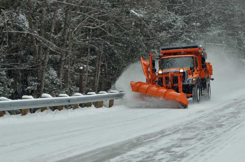 正在铲雪的拖拉机
