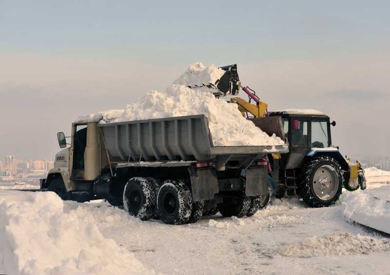 装满雪的卡车和拖拉机