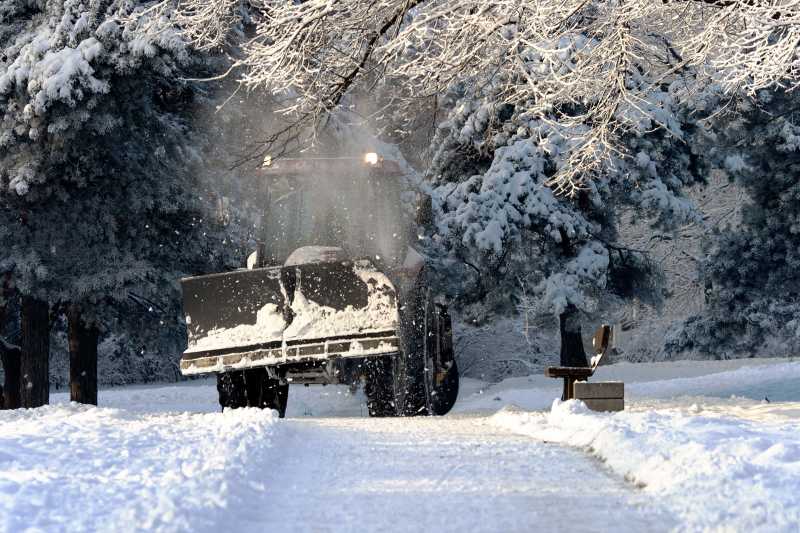 雪地里的拖拉机