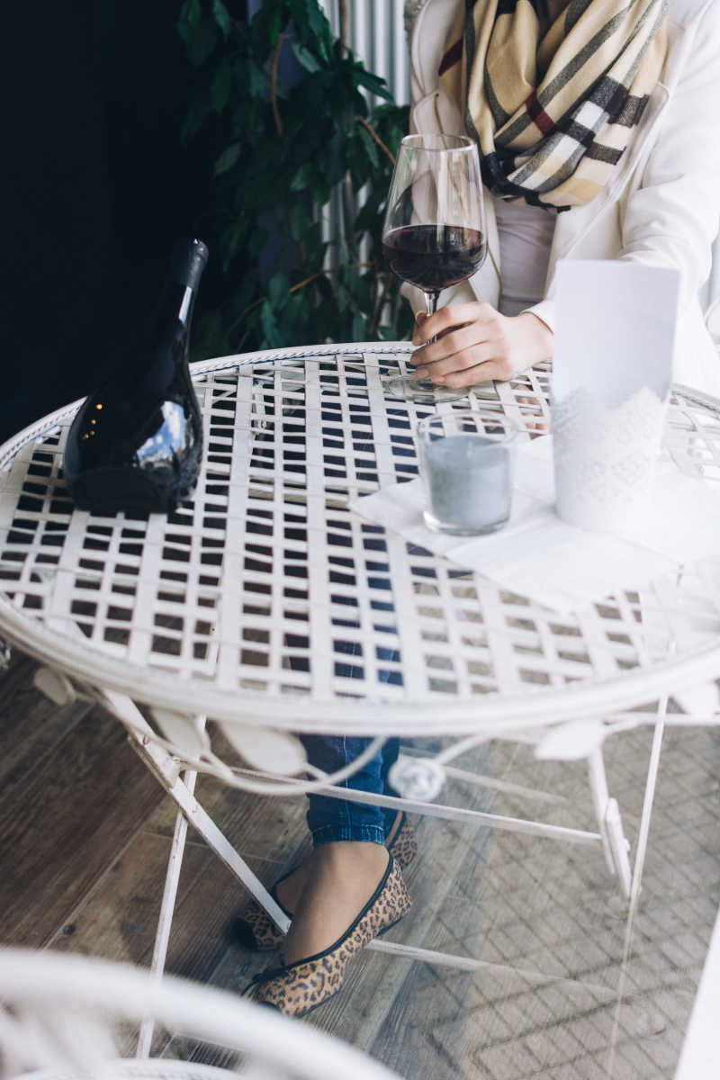 餐桌上的蜡烛与红酒