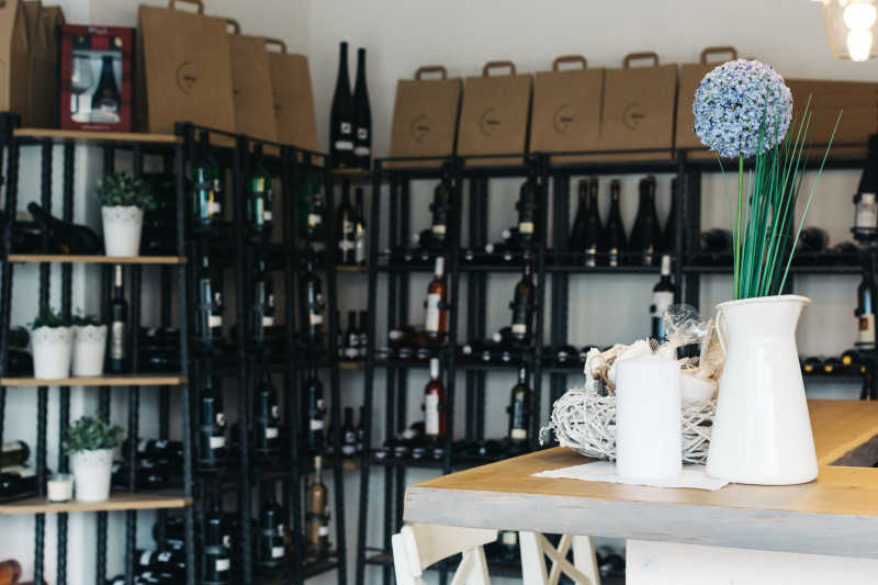 架子上的红酒和盆栽