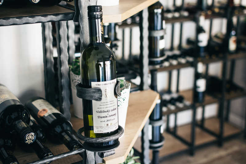 红酒架上的红酒