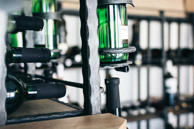 架子上摆放的红酒