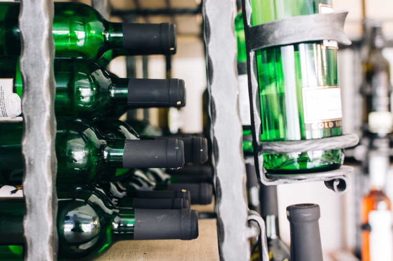 架子上的很多红酒