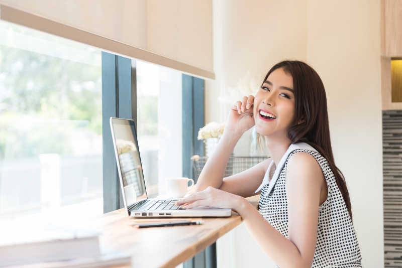 美女使用笔记本电脑